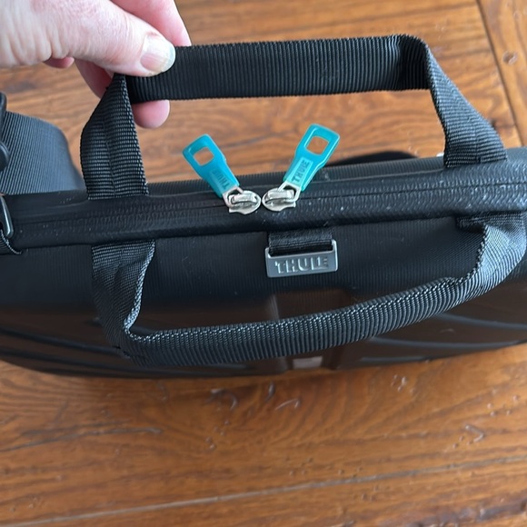 Thule Gauntlet Attache Case for Apple MacBook 15” Hard Shell Laptop Bag Black - Picture 12 of 13